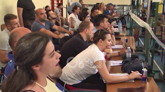 Ora News - Drafti i PS-se për reformën zgjedhore, përfshin votimin e emigrantëve