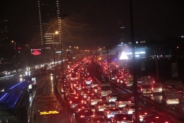 İstanbul'da Yağmur Trafiği Kilitledi