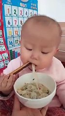 Tatlı tatlı makarna yemek