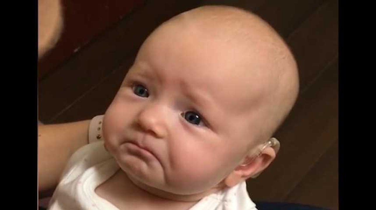 Sourd de naissance, ce bébé entend sa mère lui dire "Je t'aime" pour la première fois