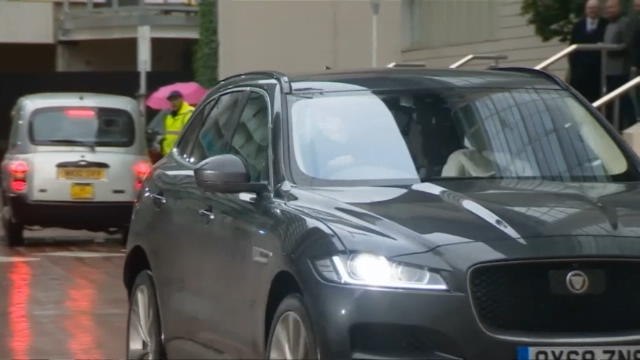لقطة: كرة قدم: مورينيو يغادر فندق مانشستر بعد إقالته من يونايتد