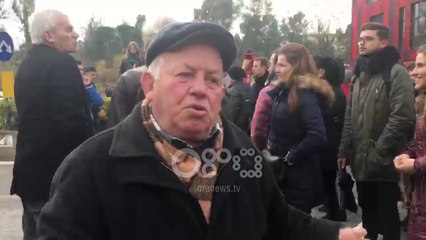 Ora News - Studentët bllokojnë rrugën, i moshuari: Jam invalid, mos bllokoni autobusët