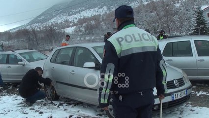 Ora News - Reshje intensive dëbore në juglindje, Dardha e Qafë Qarri të kalueshme me zinxhirë