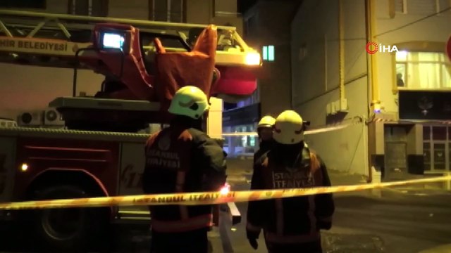 Silivri rüzgar nedeniyle 5 katlı binanın çatısındaki izolasyon malzemeleri uçtu