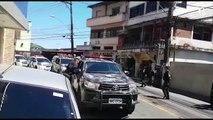 Homens armados ateiam fogo em barreiras e param ônibus em Vitória