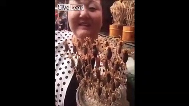 Elle mange des brochettes de scorpions vivants... Miam miam