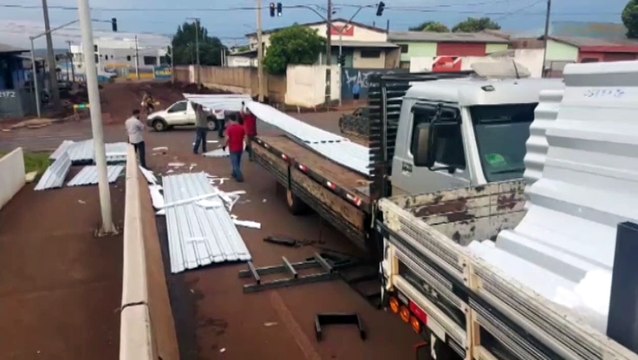 Carga cai de caminhão e deixa via parcialmente interditada