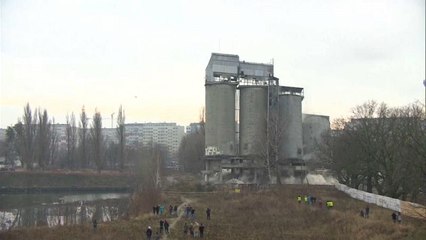 Wroclaw consuma implosão de silos de cimento junto ao rio Odra