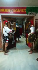 Un legionario tatuado hace de Niño Jesús en un belén viviente en Ceuta