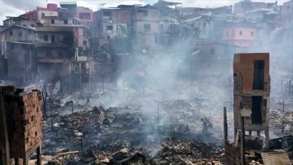 Incendio devora barrio pobre de Manaos, Brasil