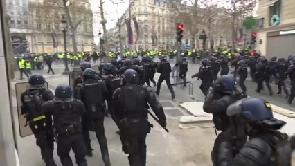 41번째 생일 앞둔 마크롱, 경찰·연금생활자 시위에 곤욕 / YTN