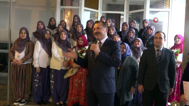 Balıkesir Pullusu kursunu bitiren kadınlara sertifikaları verildi...25 kursiyer, Balıkesir'e özgü bir gelinlik olan Balıkesir Pullusunu yapmayı öğrendi