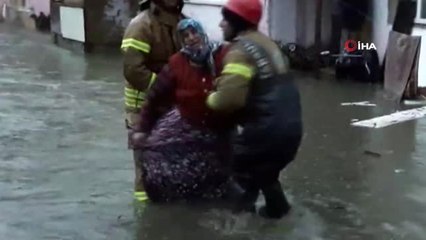 İstanbul-Özell) Sarıyer'de Su Basan Evlerde Mahsur Kalanları İtfaiye Böyle Kurtardı