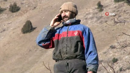 Köylülerin şebeke arama mücadelesi... Telefonla konuşabilmek için kimi cami minaresine kimi çatıya çıkıyor