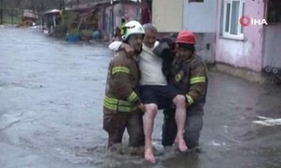 Sarıyer’de su basan evlerde mahsur kalanları itfaiye kurtardı
