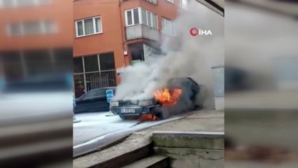 Otomobilin motoru aniden alev aldı, arkasındaki araç yanmaktan son anda kurtuldu...O anlar kamerada
