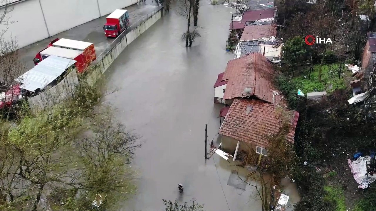 Sarıyer'de dere taştı, sular altında kalan mahalle havadan görüntülendi