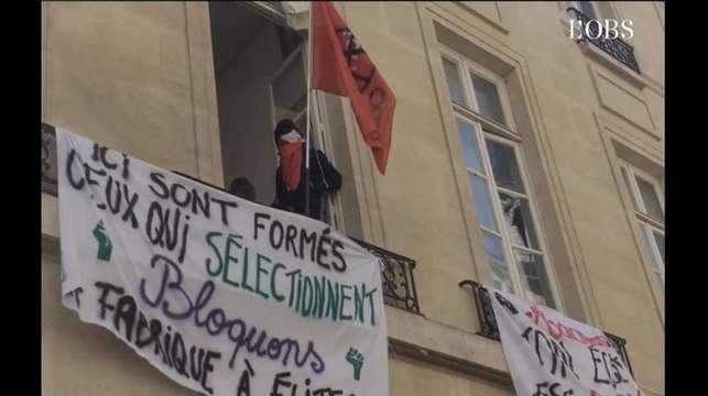 Des sacs de couchage et des cagoules pour le blocage de Sciences Po Paris
