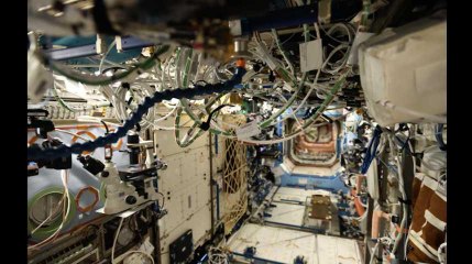 2 minutes poétiques dans les entrailles d'ISS
