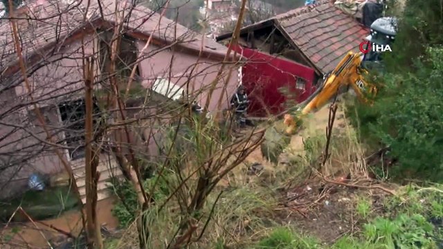 Sarıyer’de yol ve istinat duvarı çöktü, yol trafiğe kapandı