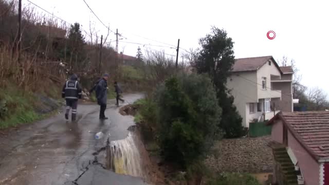 Sarıyer'de Yol ve İstinat Duvarı Çöktü, Yol Trafiğe Kapandı
