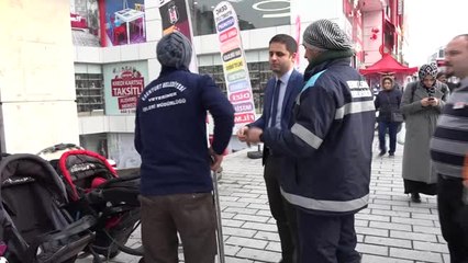 Reklam Tabelasında Mahsur Kalan Kediyi Mama ile Kurtarmaya Çalıştılar