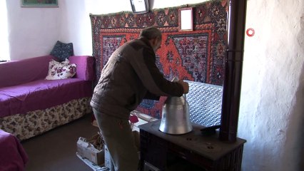 Köyünde yaşadığını ispat etmeye çalışıyor