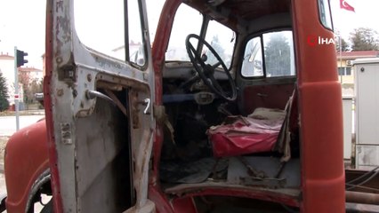 Eski Fotoğraflardan Yola Çıkarak Yıllar Önce Satılan Kamyonu Buldu ve Satın Aldı