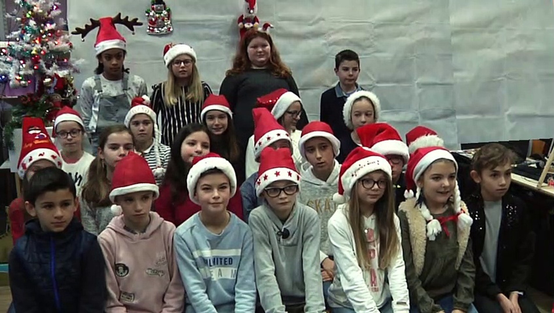 ⁣Carol singers