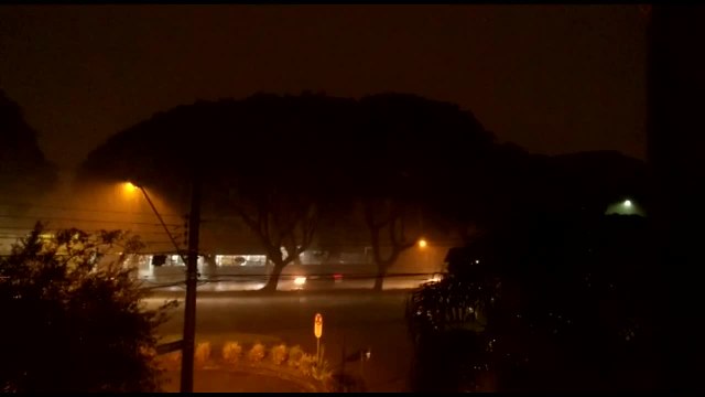 Temporal deixa rastro de destruição em Curitiba! No Portão, motorista ficou preso no carro após qued