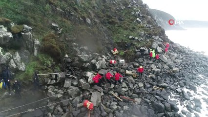 Şile'de karaya oturan geminin mürettebatının kurtarılma anları havadan görüntülendi
