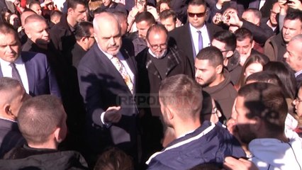 Report TV - Rama debat me studentët para se të futej në takim e dialogut në Vlorë