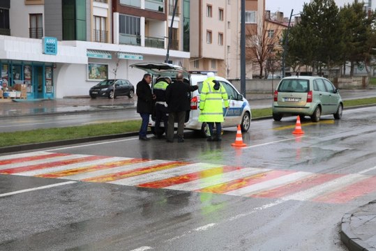 Yaya Geçidinden Karşıya Geçmeye Çalışan Lise Öğrencisine Otomobil Çarptı