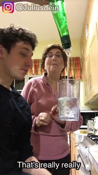 Il s'amuse à piéger sa grand mere avec des tours de magie