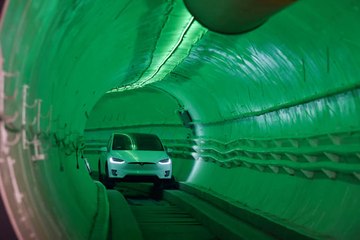 Elon Musk présente son tunnel anti-embouteillages
