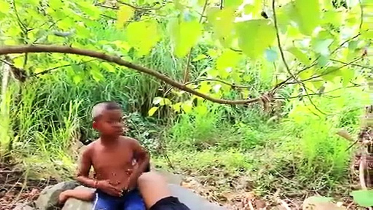 In the wild, a black fish is cooked with firewood and served with a bowl of chili sauce. This is very delicious.