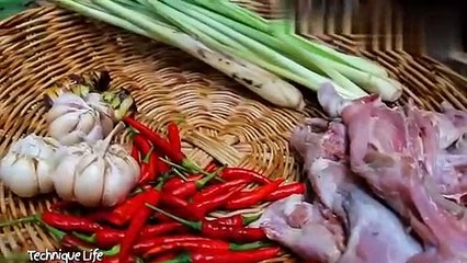 Wilderness food, eat the grilled voles in the river in the summer, and watch the children eat the incense