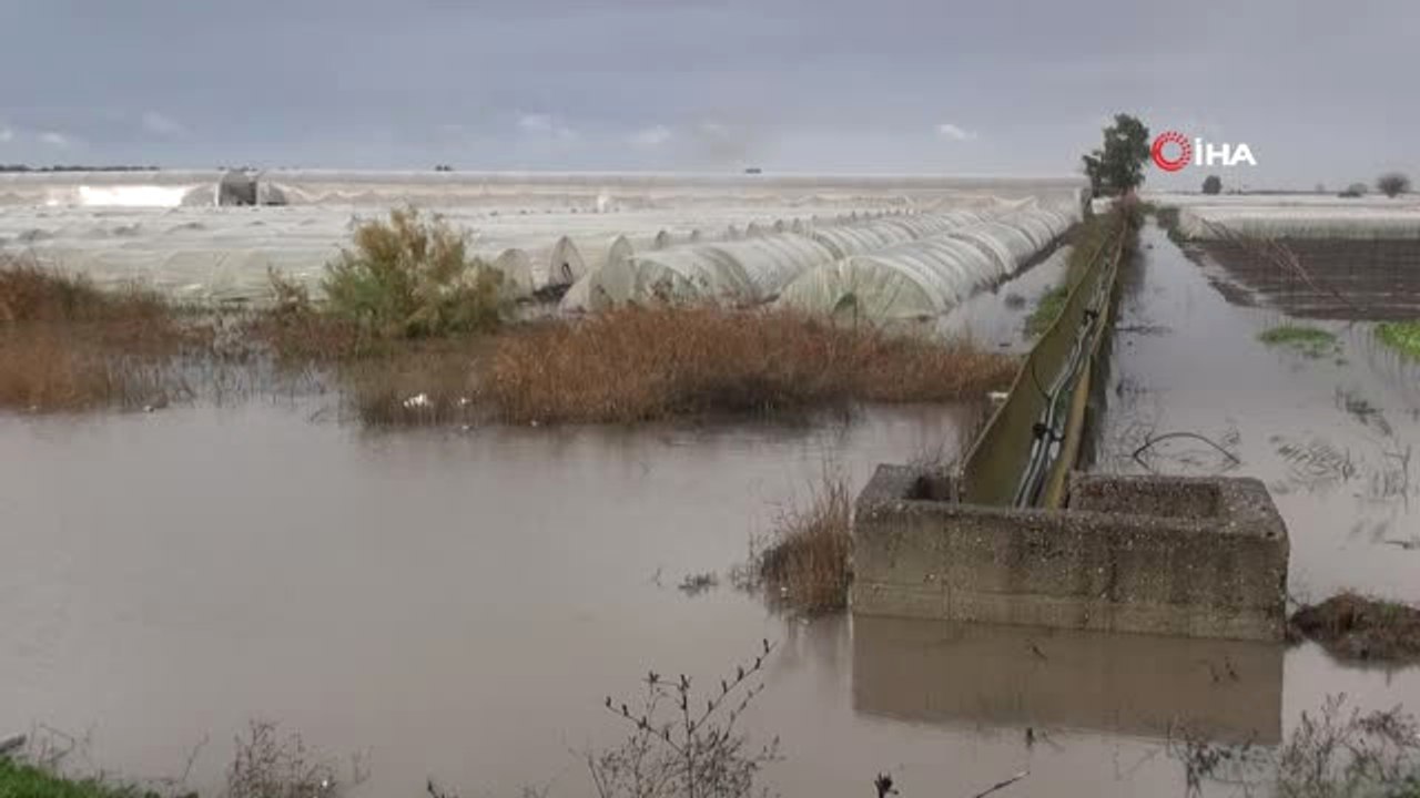 Sağanak Yağış Nedeniyle Seralar Sular Altında Kaldı