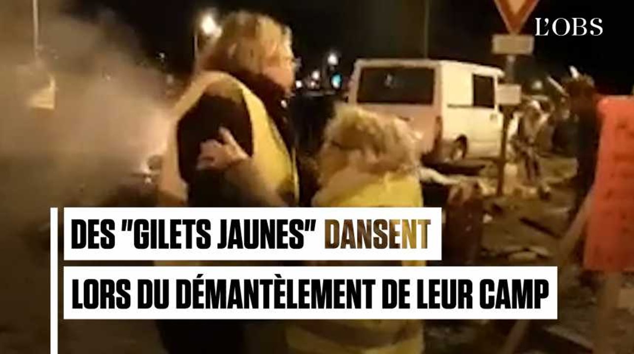 Alors que les policiers démantèlent leur campement, ces "gilets jaunes" dansent sur Édith Piaf