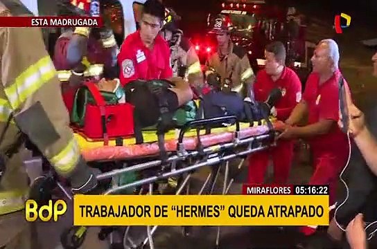 Miraflores: conductor queda atrapado tras despiste de camión de caudales