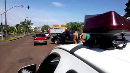 Carros se envolvem em batida no Bairro Coqueiral