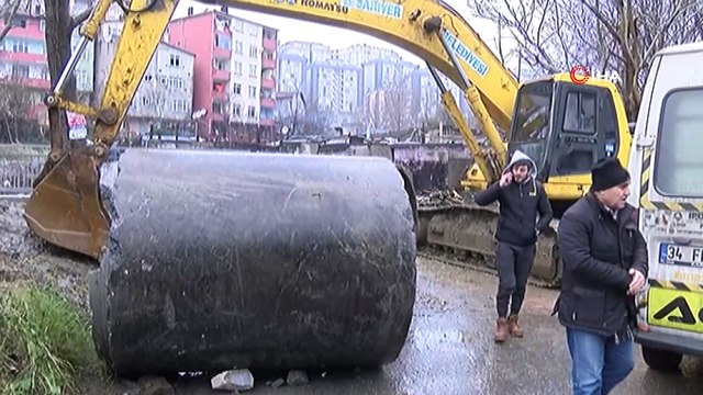 Sarıyer’de belediye köprüyü yıkınca onlarca araç otoparkta mahsur kaldı