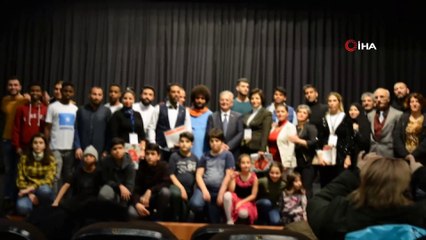 Yaşadıkları acıları tiyatro ile anlattılar...Mültecilerden 5 dilde Türkiye’ye teşekkür