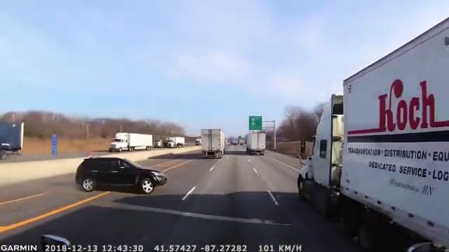 Un SUV pris en sandwich entre un camion et une glissière centrale