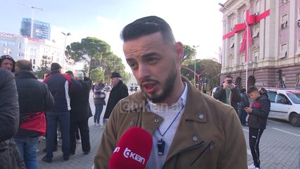 Studente e qytetare ne proteste para parlamentit
