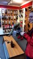 Une femme essaie des chaussures plateformes à talons hauts (Fail)