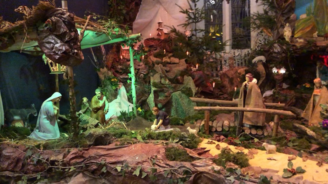 Une crèche traditionnelle XXL, dans une chapelle