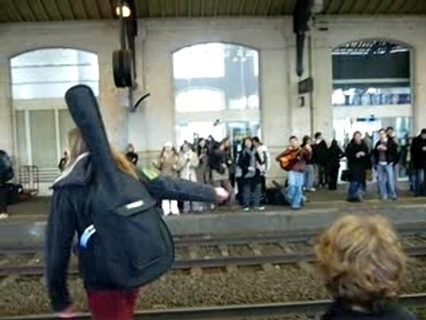 Sur le quai de la gare de Blois