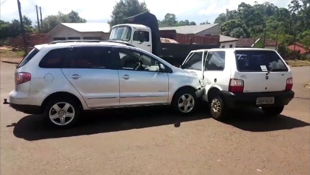 Mulher fica ferida após colisão entre carros