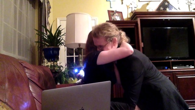 Il demande sa copine en mariage avec un dessin animé fait maison !